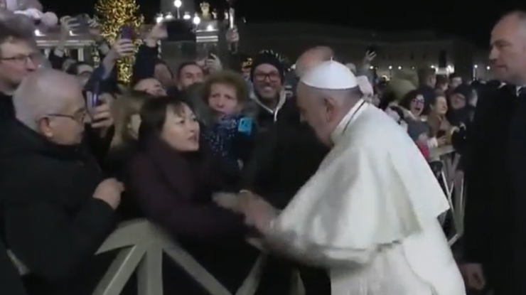 El Papa Francisco agresivo con una peregrina